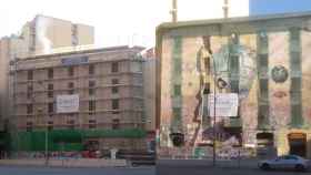 Collage de la Carbonería, con el mural borrado (izquierda) y con el grafiti (derecha, el pasado noviembre) / JORDI SUBIRANA