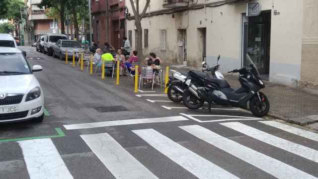 Una terraza en unas antiguas plazas de aparcamiento del Guinardó / JORDI SUBIRANA