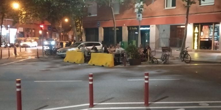 Terraza en un esquina de Barcelona / JORDI SUBIRANA