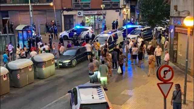 Los vecinos de la plaza Antonio Machado han salido a la calle tras la pelea / TWITTER