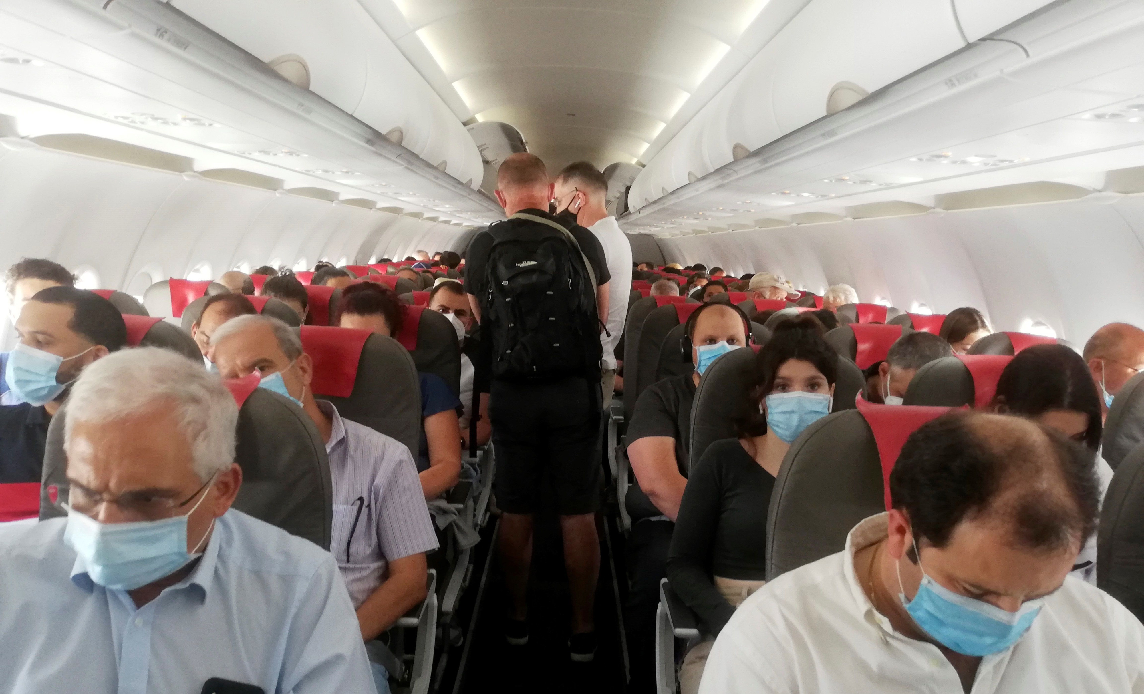 Varios pasajeros se acomodan antes del despegue de un vuelo / EFE