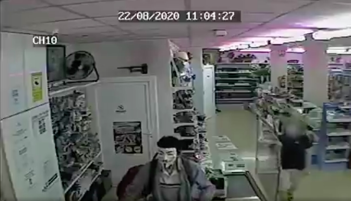 Un hombre, con una mascarilla, huye tras atracar un local / MOSSOS