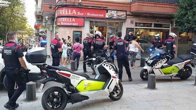 La Guardia Urbana de Cornellà fue a poner paz entre las tres mujeres / TWITTER HELPERS CAT