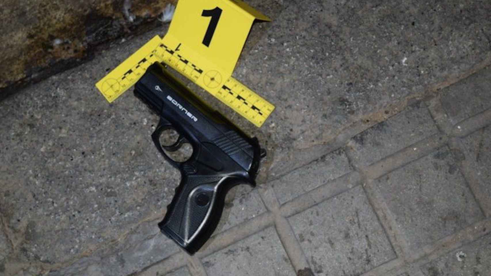 Fotografía de la pistola falsa usada por el ladrón / MOSSOS D'ESQUADRA