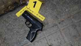 Fotografía de la pistola falsa usada por el ladrón / MOSSOS D'ESQUADRA