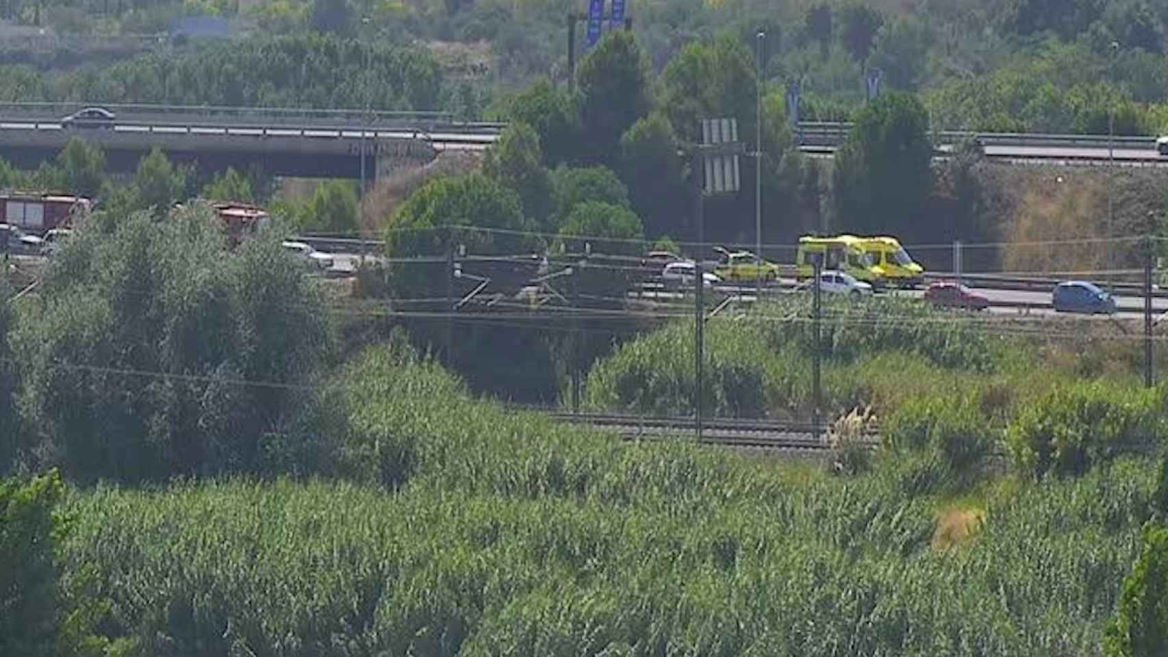 Colas en la autopista A-2 a la altura de Sant Vicenç dels Horts por un accidente este domingo / TWITTER TRÀNSIT