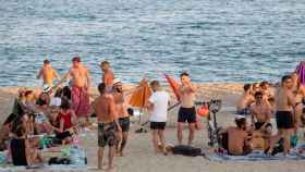 La playa del Bogatell, antes de ser cerrada por exceso de aforo por el coronavirus, este sábado / EFE - MARTA PÉREZ