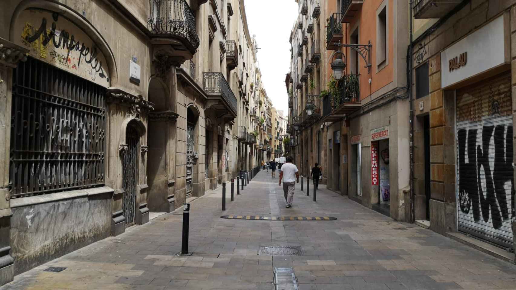 La calle Sant Pere Més Alt, uno de los ejes comerciales del barrio Gòtic, en una imagen de archivo durante el estado de alarma / G.A