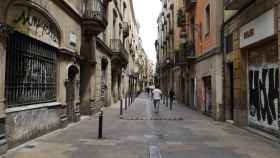 La calle Sant Pere Més Alt, uno de los ejes comerciales del barrio Gòtic, en una imagen de archivo durante el estado de alarma / G.A