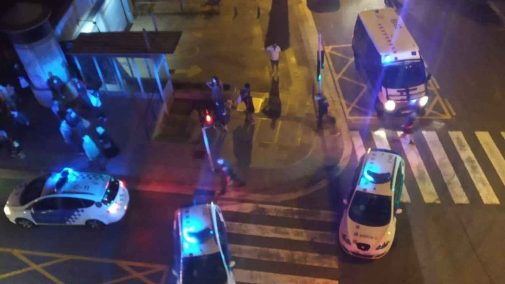 Coches de los mossos y la policía local de Santa Coloma de Gramenet cerca del lugar del robo este martes / M.A