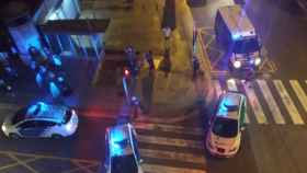 Coches de los mossos y la policía local de Santa Coloma de Gramenet cerca del lugar del robo este martes / M.A