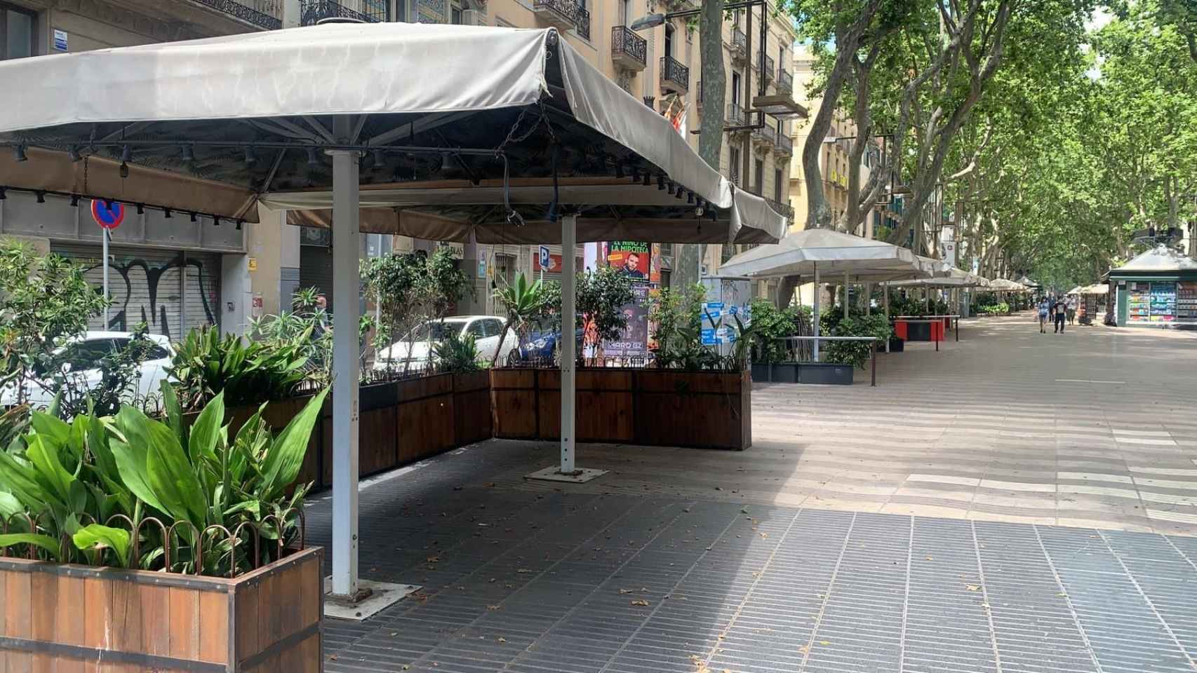 Varias terrazas de bares y restaurantes de la Rambla de Barcelona, vacías durante las restricciones por coronavirus durante el confinamiento / V.M.