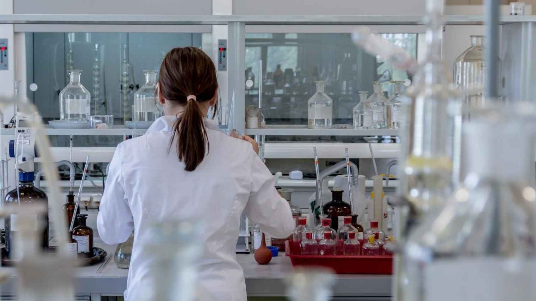Imagen de archivo de una profesional trabajando en un laboratorio