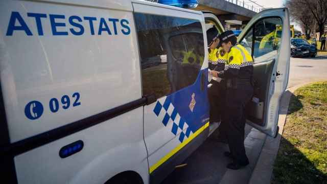 Agentes de la Guardia Urbana con un vehículo de atestados / AYUNTAMIENTO DE BARCELONA