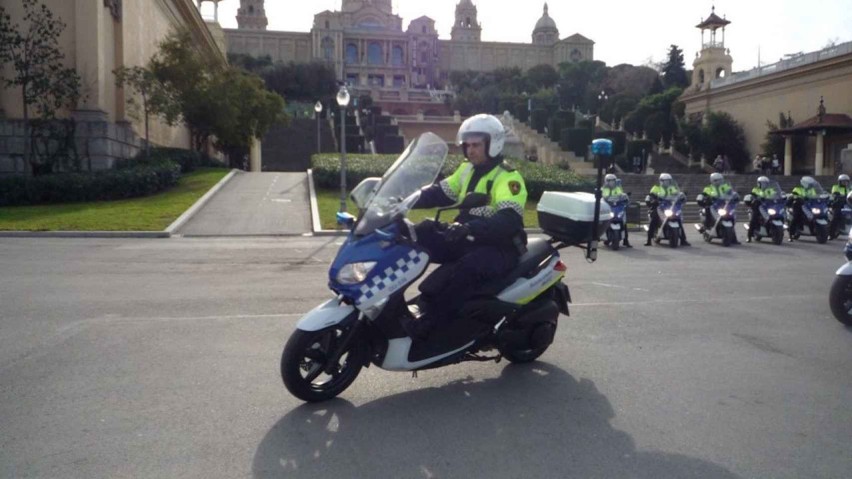 Un agente de la Guardia Urbana con casco en un 'scooter' / AYUNTAMIENTO DE BARCELONA