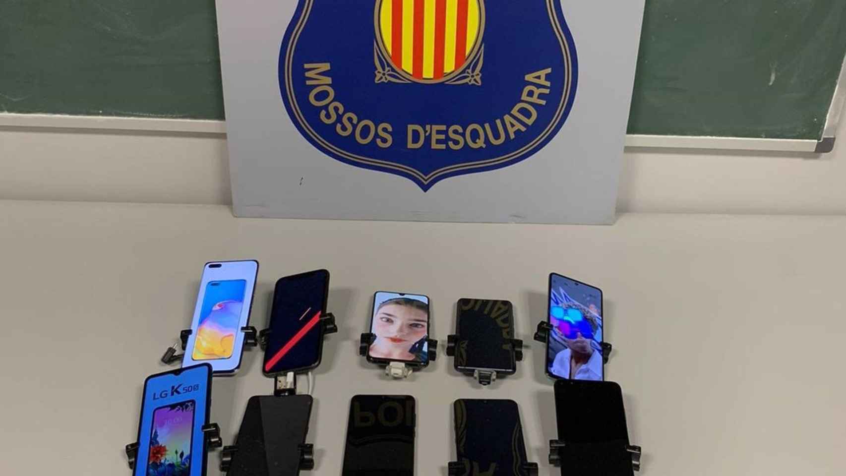 Tres detenidos por 15 teléfonos móvil en una tienda de telefonía / MOSSOS D'ESQUADRA