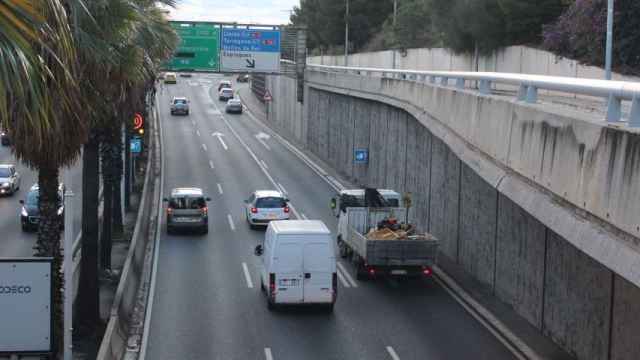 Varios vehículos circulan por la Ronda de Dalt de Barcelona en dirección Llobregat / AR