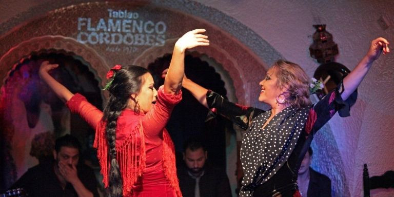 Dos flamencas ofreciendo un espectáculo en Barcelona / TABLAO FLAMENCO CORDOBÉS