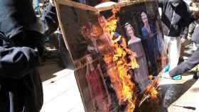 Miembros de Arran sujetan la pancarta quemada de los Borbones / TWITTER ARRAN