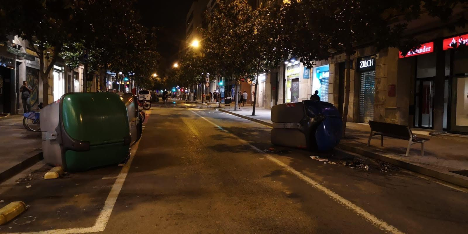 Contenedores volcados por los CDR en la calle Gran de Gràcia / G.A.