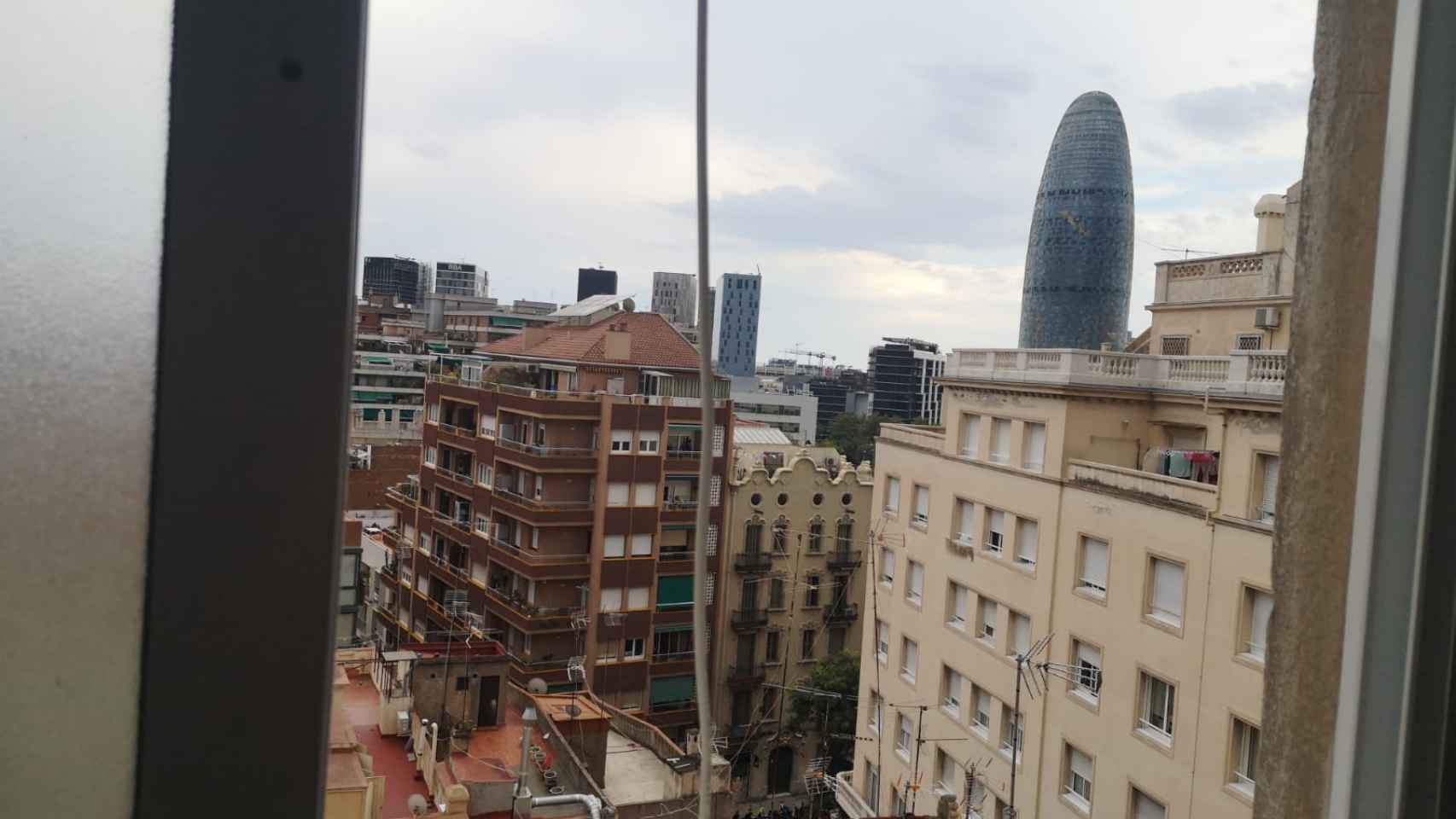Vista de la Torre Glòries desde el edificio que sufre numerosas okupaciones / GUILLEM ANDRÉS