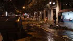 Contenedores volcados y quemados por los CDR en la calle Gran de Gràcia / G.A.