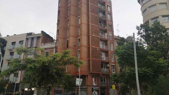 El edificio de viviendas de la avenida de la Meridiana, 94, que acumula decenas de okupaciones / M.A