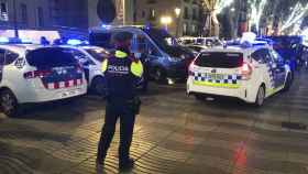 Coches de la Guardia Urbana y los Mossos durante un dispositivo de seguridad en Ciutat Vella / MOSSOS D'ESQUADRA