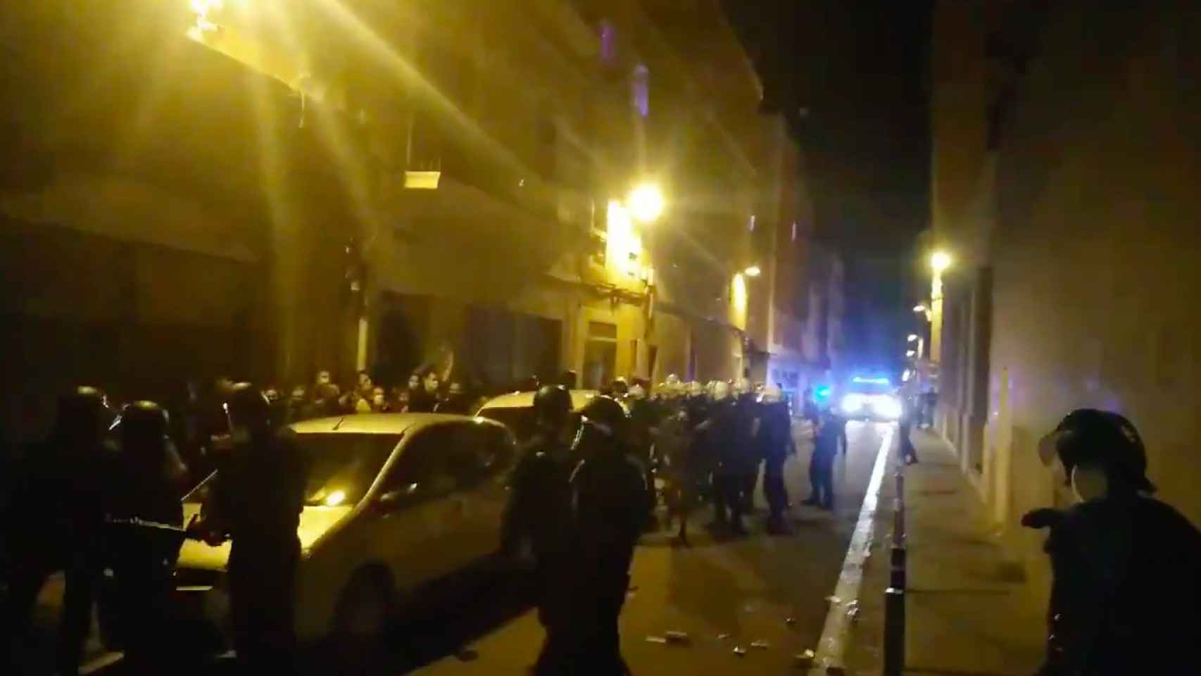 Gran despliegue policial en la calle Regàs, de Barcelona, para frenar un intento de okupación / TWITTER @SHCASSOLES
