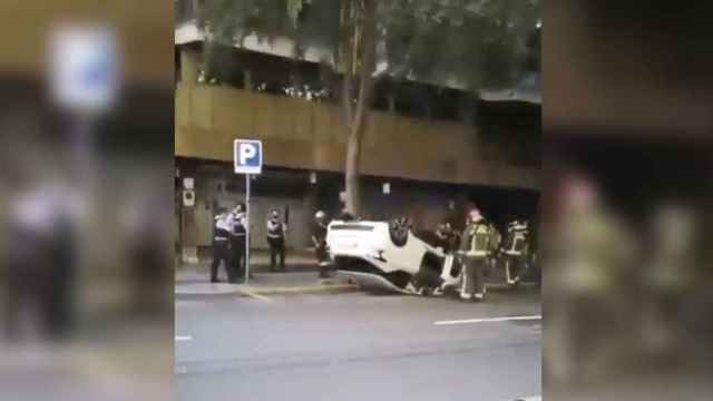 Coche volcado en el brutal accidente / METRÓPOLI ABIERTA