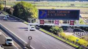 Un panel de una autopista en Cataluña que indica un máximo de velocidad de 100 km por hora / SERVEI CATALÀ DE TRÀNSIT (SCT)