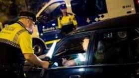 Agentes de la Guardia Urbana durante un control de alcoholemia / AYUNTAMIENTO DE BARCELONA