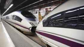Dos trenes AVE Barcelona-Madrid en una estación / EUROPA PRESS