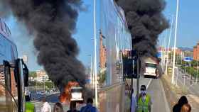 Espectacular incendio de un autobús en Badalona / @antiradarcatala vía TWITTER