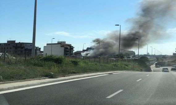 Humareda provocada por el incendio en Badalona / @antiradarcatalunya vía TWITTER