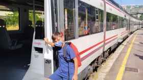 Un estudiante protegido con una mascarilla a punto de subir al tren / RODALIES