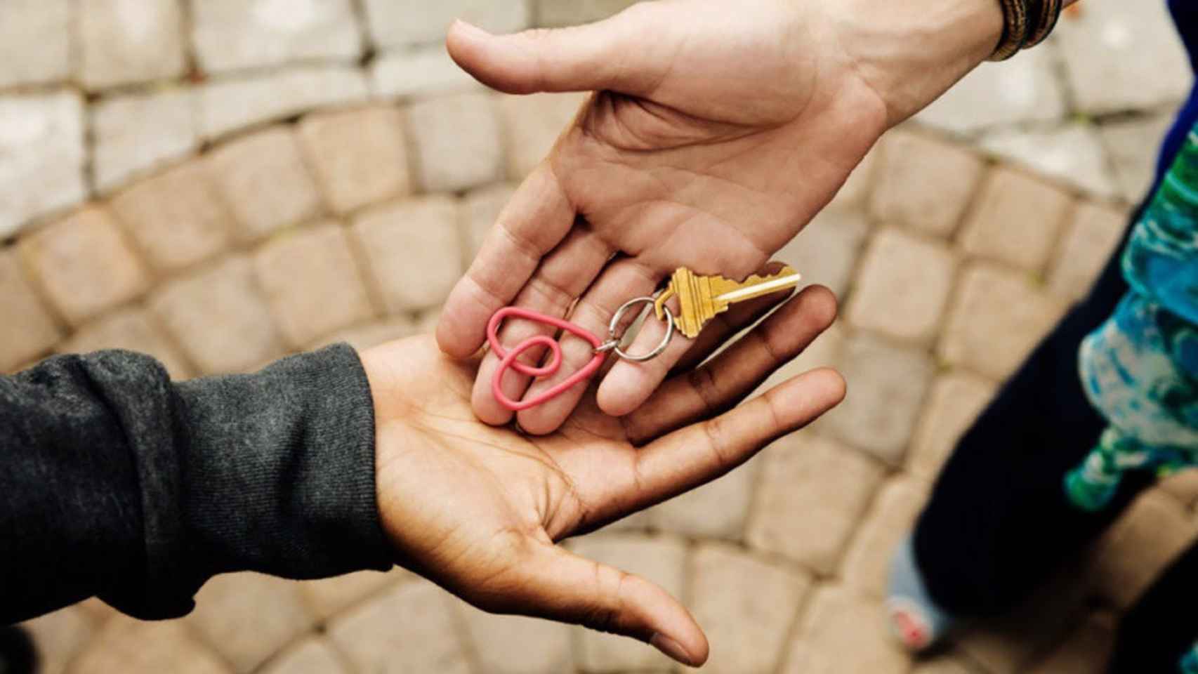 Un cliente recibe las llaves de un piso de Airbnb / AIRBNB
