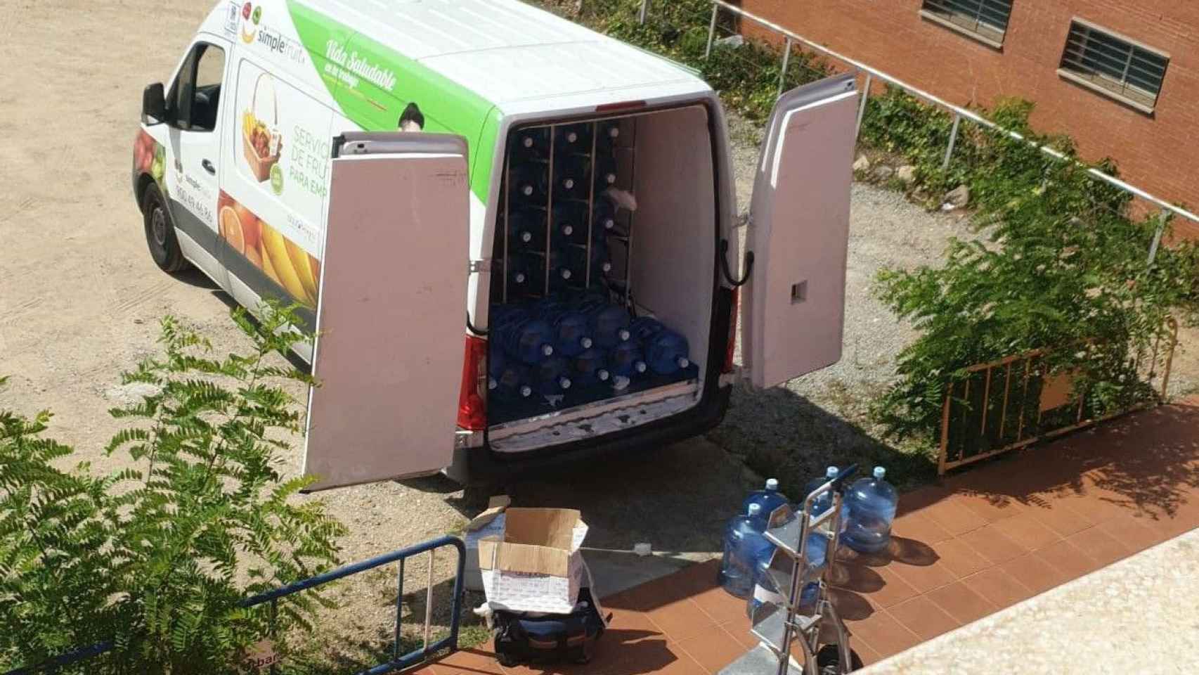 La empresa Acquajet retira garrafas de agua llenas de la Guardia Urbana de Badalona / @RAULITObdn