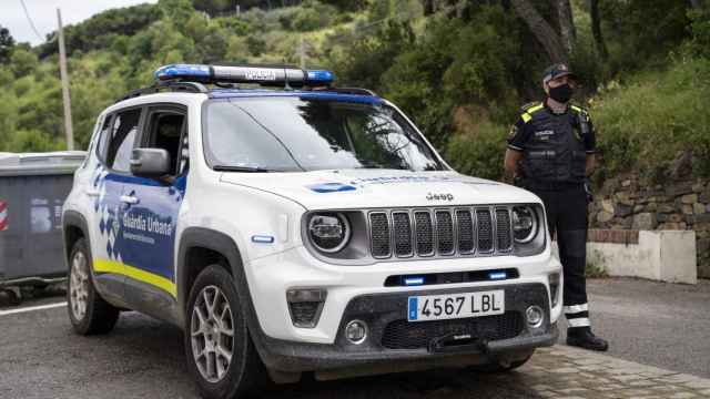 Un guardia urbano y su coche, en una imagen de archivo / GUARDIA URBANA