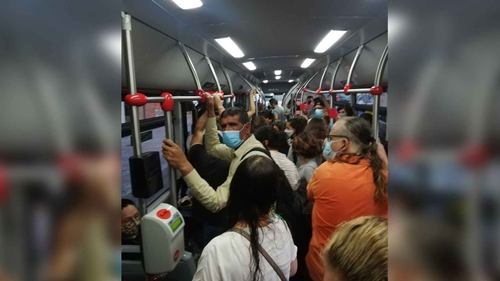 Bus V27 de TMB lleno de pasajeros