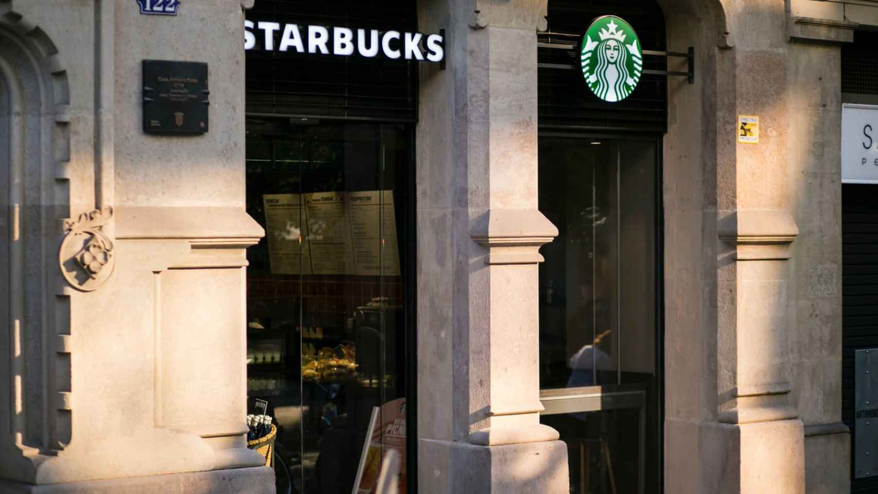Exterior del Starbucks situado en La Rambla de Barcelona