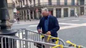 El líder del PP en Barcelona, Josep Bou, retira lazos amarillos / JOSEP BOU