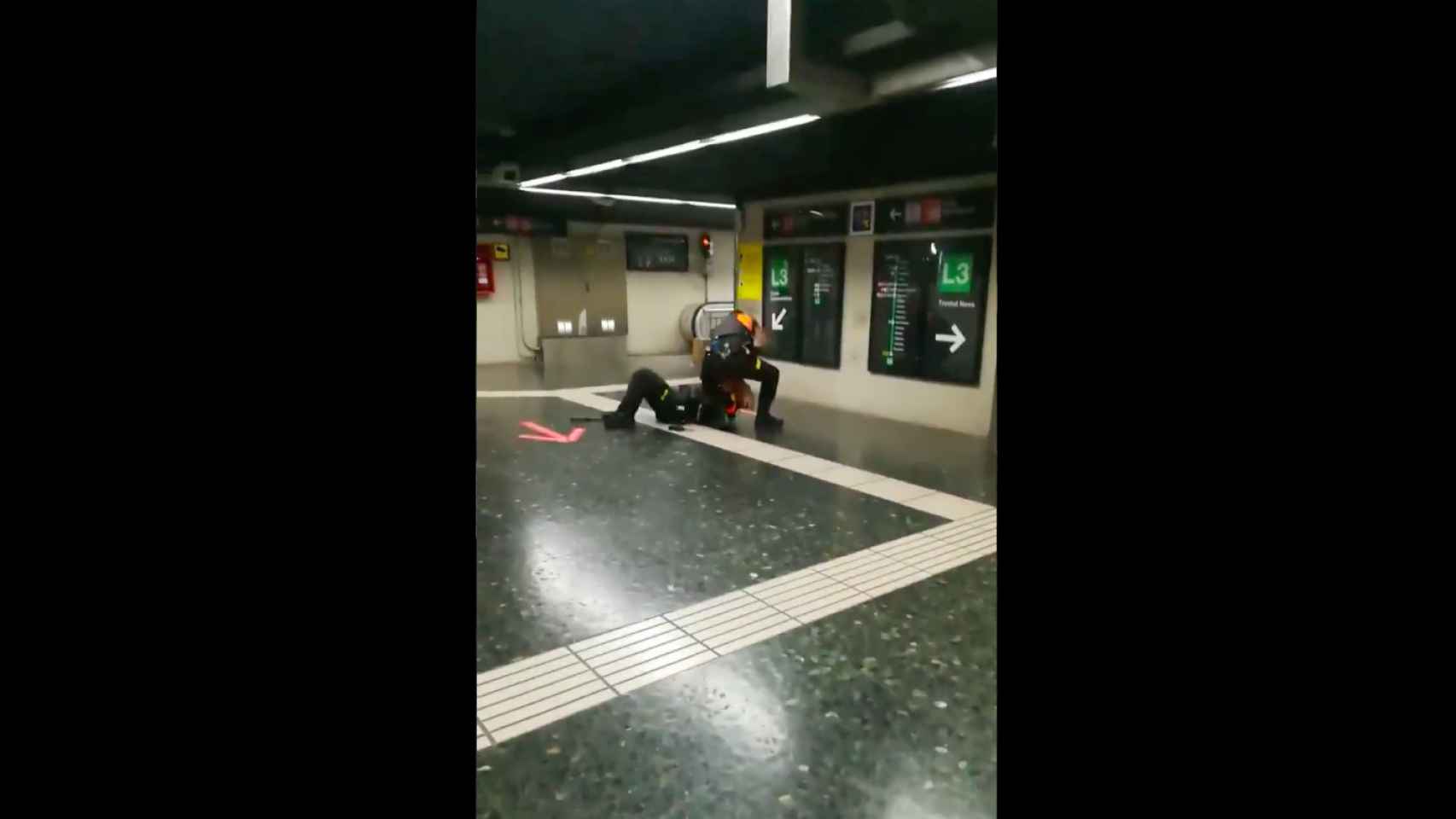 Los dos vigilantes, a puñetazos en el metro / TWITTER @itsxanxee