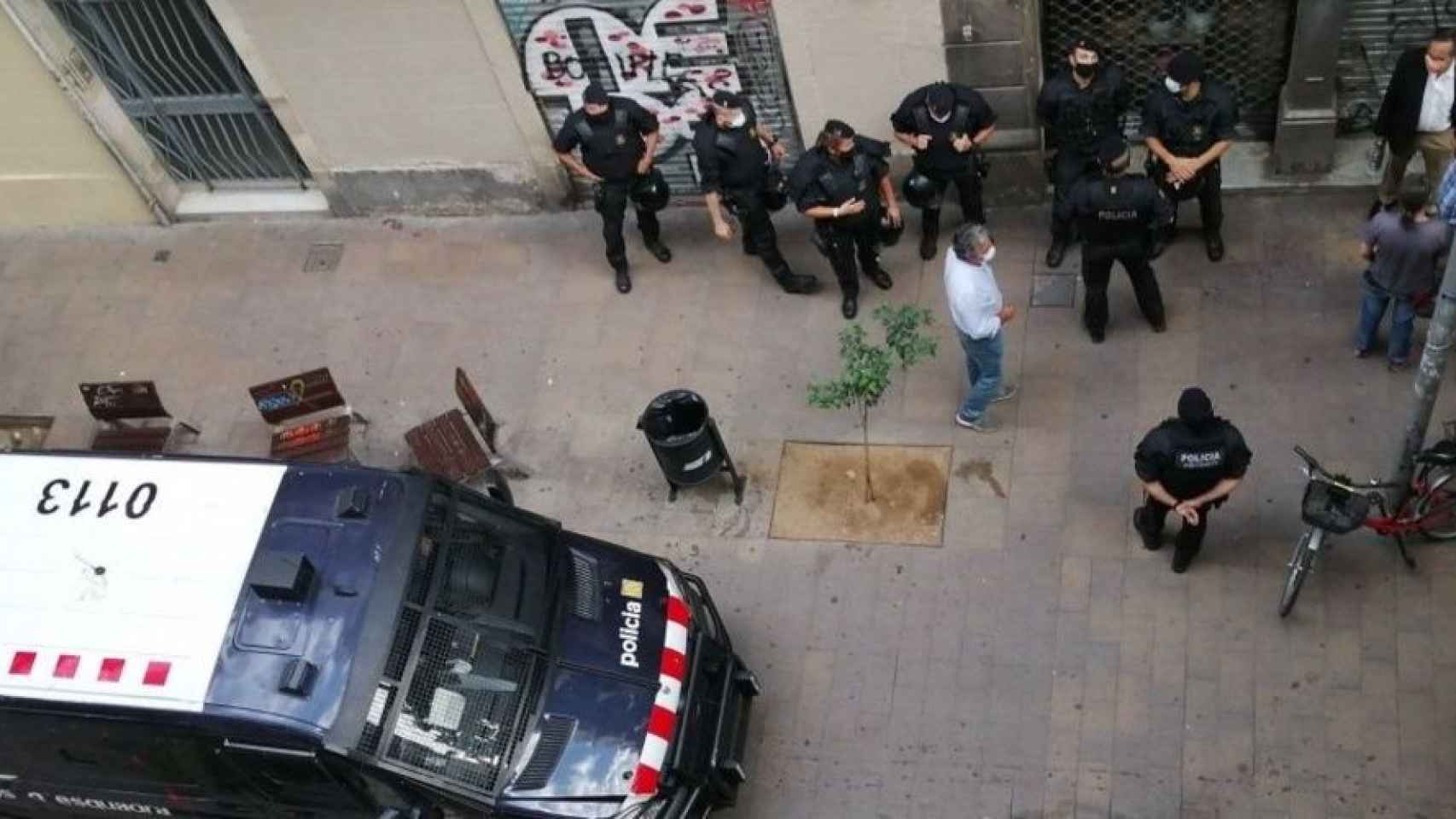 Mossos d'Esquadra delante de un bloque okupado en Barcelona / CA L'ESPINA