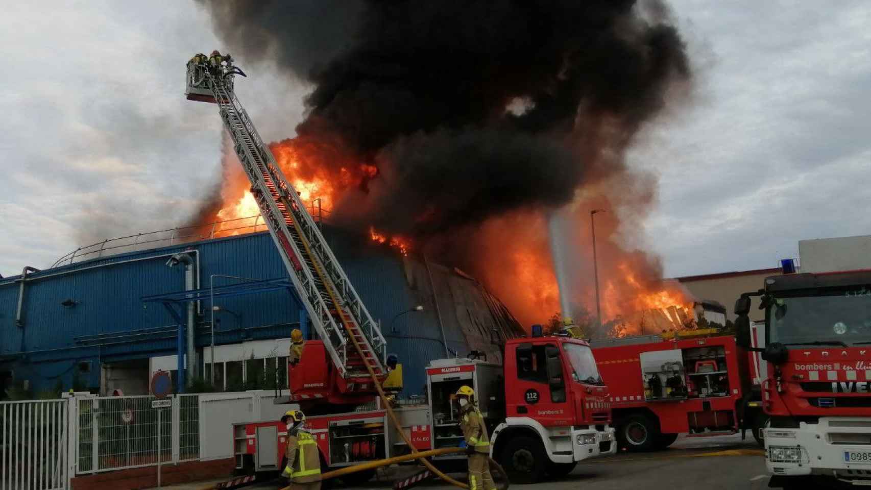 Incendio en una fábrica de Sant Feliu de Llobregat / BOMBERS DE LA GENERALITAT
