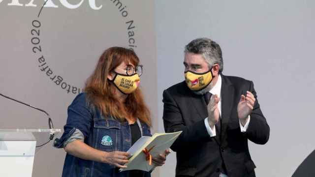 El ministro de Cultura y Deporte, José Manuel Rodríguez Uribes, hace acto de entrega del Premio Nacional de Cinematografía a Isabel Coixet / EP-NAGORE IRAOLA