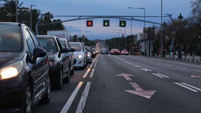 Coche en la avenida Diagonal / AR