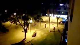 Imagen de un momento de la pelea entre dominicanos y MENAs este sábado en Sant Andreu / TWITTER HELPERS CAT