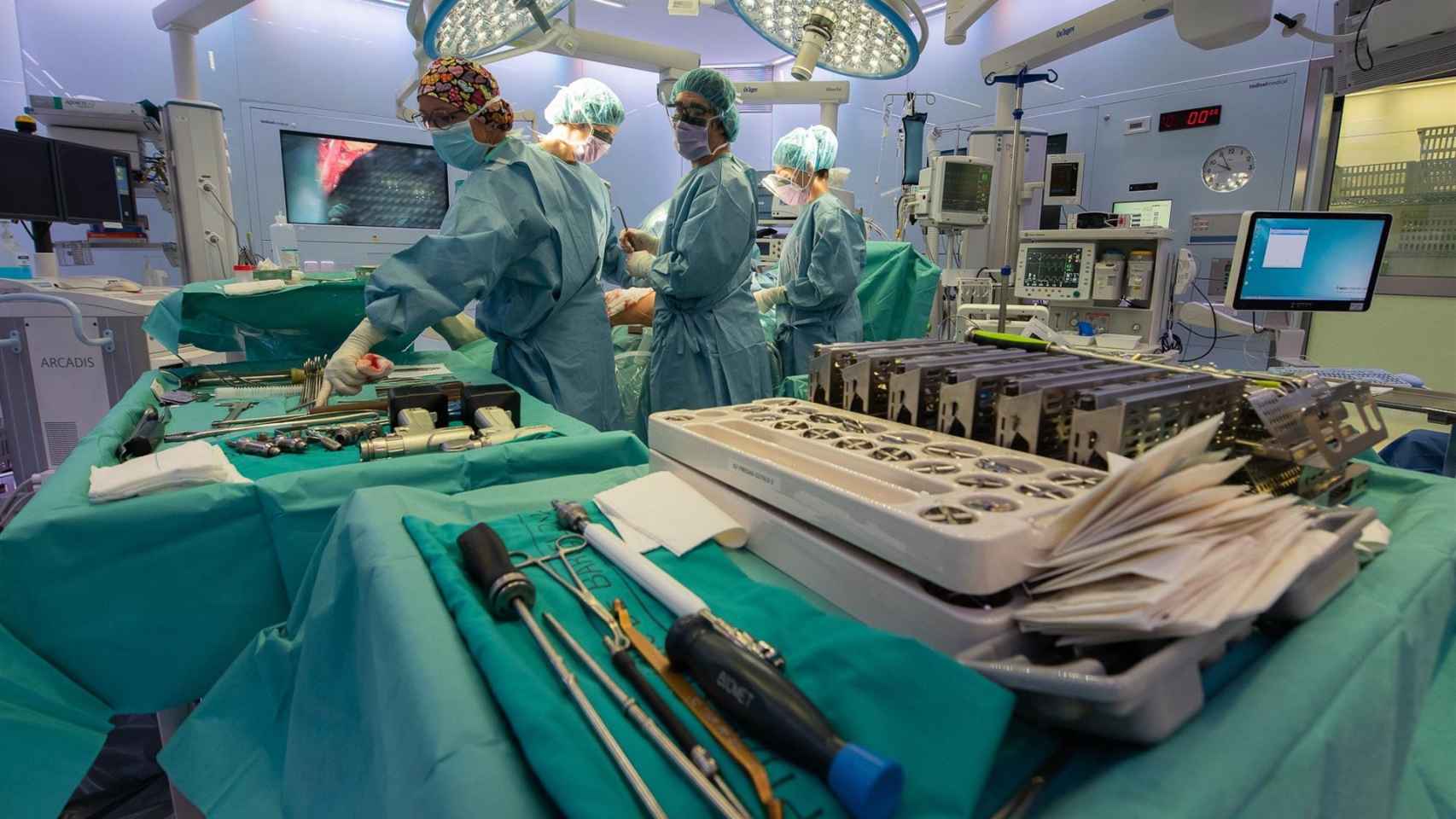 Médicos del Hospital Clínic de Barcelona realizando una operación de cadera / EUROPA PRESS