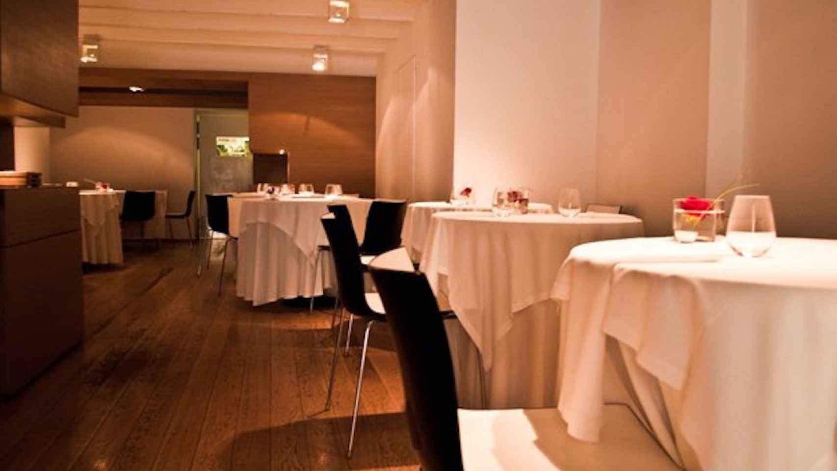 Interior del restaurante con estrella Michelin de Barcelona que ha cerrado por un caso de coronavirus / HISOP